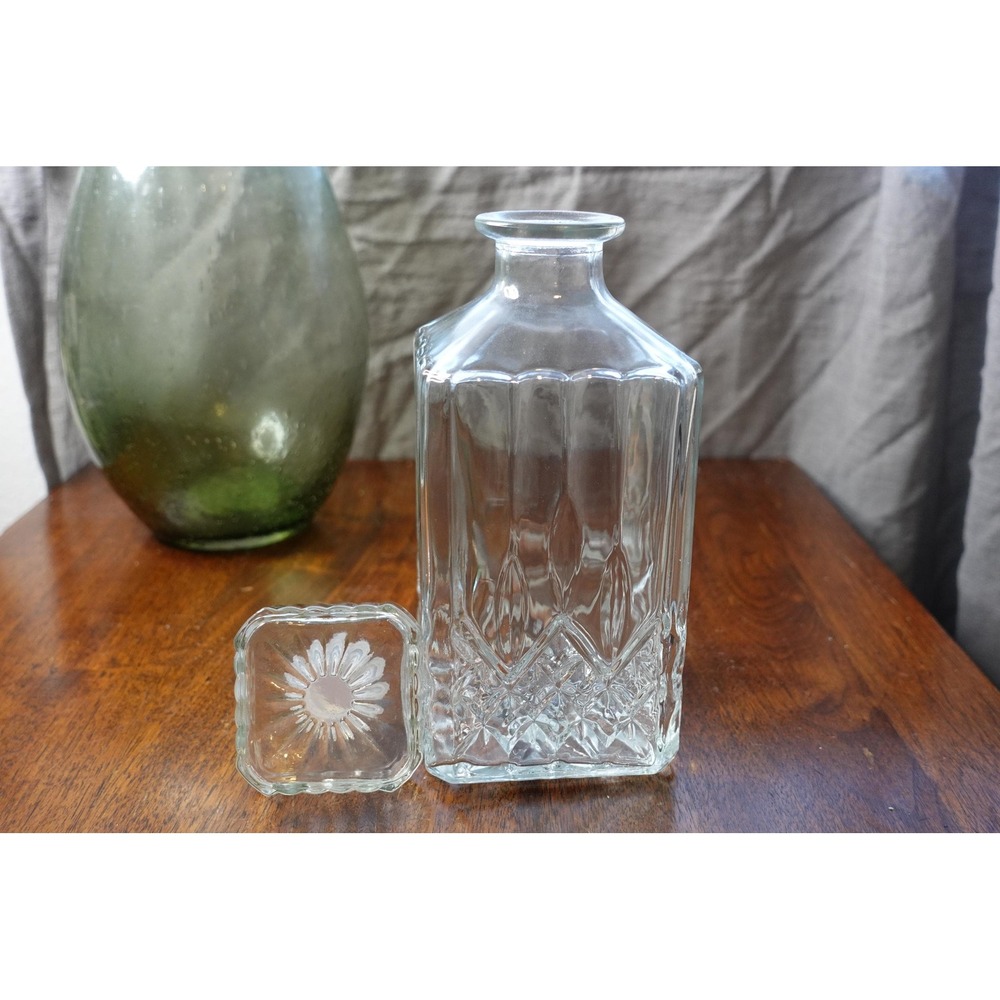 Clear‎ carafe diamond pattern with stopper